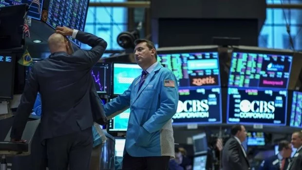 El riesgo país disminuye y se aproxima al umbral de los 540 puntos mientras caen las acciones en Wall Street