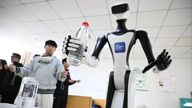 Foto: Xinhua Un entrenador guía a un robot para agarrar objetos en el Centro de Entrenamiento de Qingdao para el Cuidado de Personas Mayores.