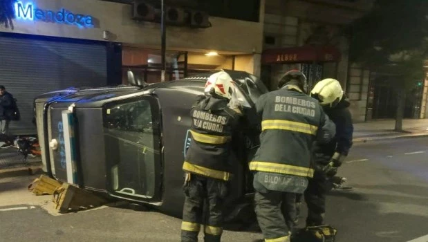 Un choque en Callao y Corrientes dejó un patrullero volcado y siete lesionados