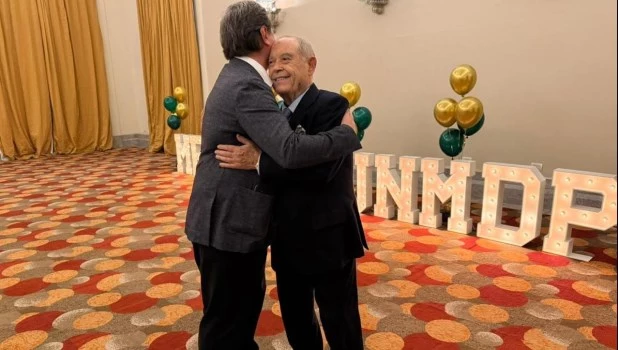 Florencio Aldrey felicitó al decano de la Facultad de Medicina de la UNMDP, Adrián Alasino.