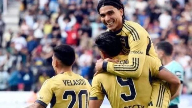 Boca ganó en Santiago y saltó a la punta