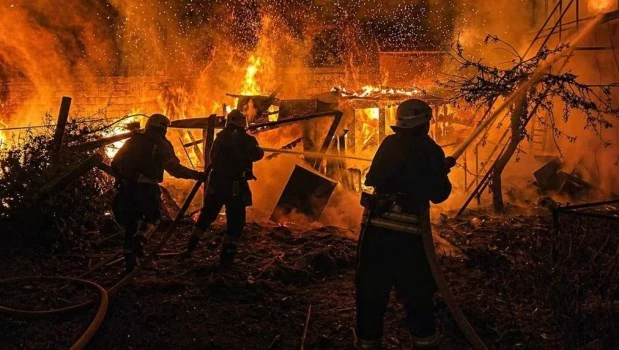 Rescatistas extinguiendo el incendio de un edificio residencial destruido por un ataque con drones rusos en la región de Odesa, Ucrania (29-4-2026).