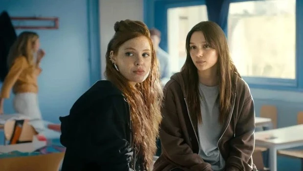 La historia tuvo su mejor expresión en la película estadounidense ‘CODA’. Esta versión exacerba la vulgaridad.