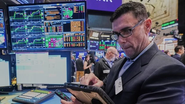 La escalada del crudo hunde vez a las acciones en todo el mundo