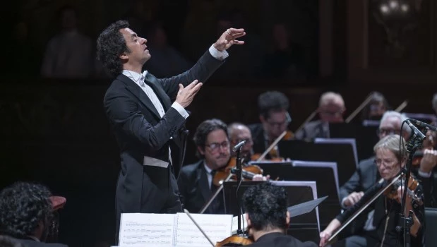 Después de dieciocho años, la Orquesta Estable vuelve a tener conductor titular. Lo recibió el domingo una sala repleta. GENTILEZA JUANJO BRUZZA