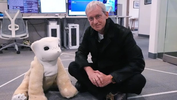 Colin Angle, cofundador y ex CEO de Roomba, fabricante de aspiradoras, posa con ‘Familiar’, un prototipo de robot mascota que funciona con AI.