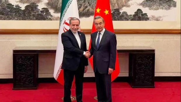 El ministro de Exteriores de Irán, Abbas Araghchi, saluda al ministro de Exteriores de China, Wang Yi (derecha), en Beijing.