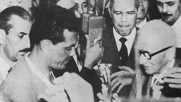 Obdulio Varela, un símbolo eterno de Uruguay, recibe la Copa de manos de Jules Rimet.
