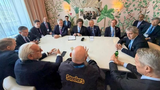 Milei respondió a los rumores sobre una eventual salida de Adorni durante su viaje a los Estados Unidos.