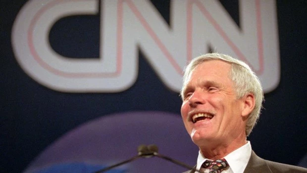 Ted Turner pronuncia un discurso durante el banquete de colaboradores de CNN World Report, en Atlanta, el 4 de mayo de 1995.