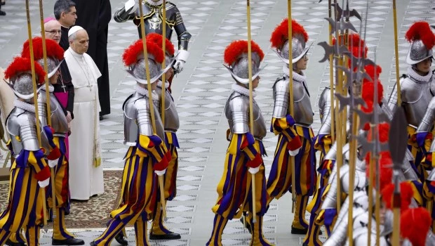 Nuevos soldados de la Guardia Suiza juraron fidelidad al Papa y desfilaron con sus tradicionales yelmos y corazas de gala.