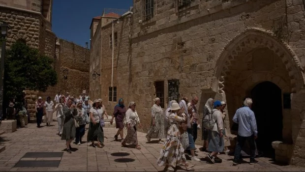 Peregrinos cristianos visitan el Cenáculo, donde se celebró la Última Cena , mientras pasan junto al lugar donde una monja fue atacada por un colono el miércoles anterior.
