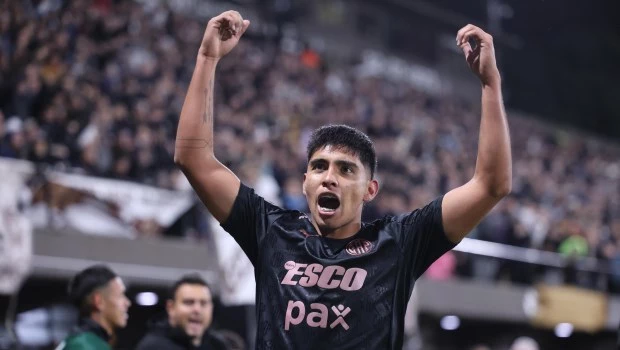 Agustín Lagos celebra su gol.