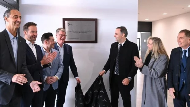 Adorni reapareció en la inauguración de un centro automotriz