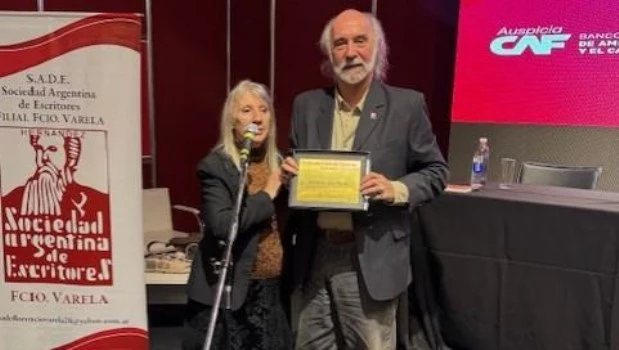 Distinguieron en la Feria del Libro a Antonio Las Heras, colaborador de LP