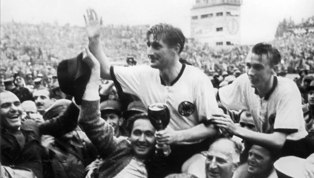 Fritz Walter es paseado triunfalmente con la Copa Rimet en sus manos.