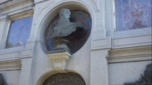Tumba de Nicolás Levalle ubicada en el cementerio de la Recoleta.