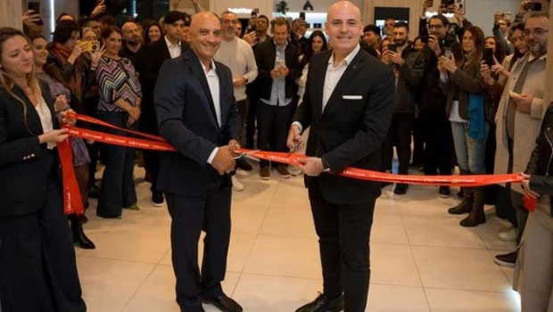Sergio Ariel Mazzara, residente de Praga, y Enrique Laffue, CEO de LG Electronics Argentina, durante el tradicional corte de cintas.