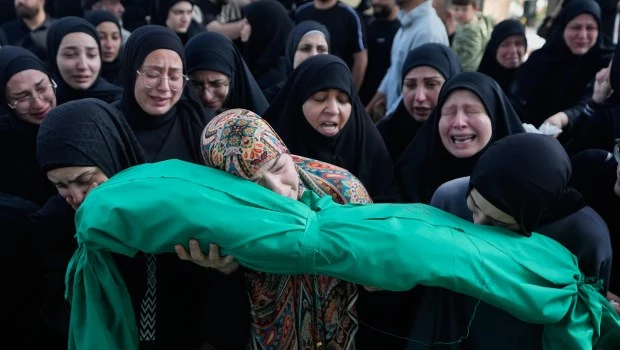 Mujeres lloran mientras portan el cuerpo de Mariam Fahos, de seis meses de edad, durante una procesión fúnebre por las víctimas de un ataque en la aldea de Saksakieh (Sidón, Líbano).