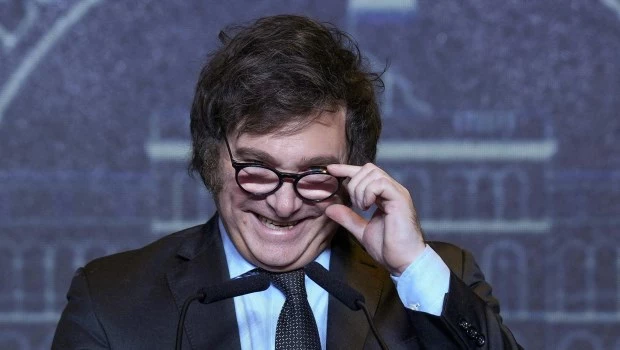 Milei celebró la baja del riesgo país: “Todo marcha de acuerdo al plan”