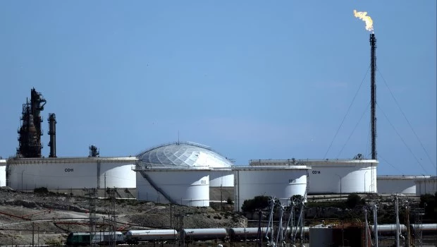 El brent sube hasta los 104 dólares después del rechazo de Trump a la respuesta de Irán
