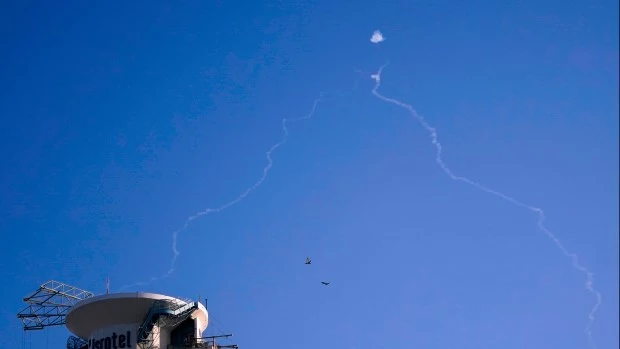 El sistema antimisiles Cúpula de Hierro intercepta misiles iraníes en Tel Aviv, al comienzo de la guerra.