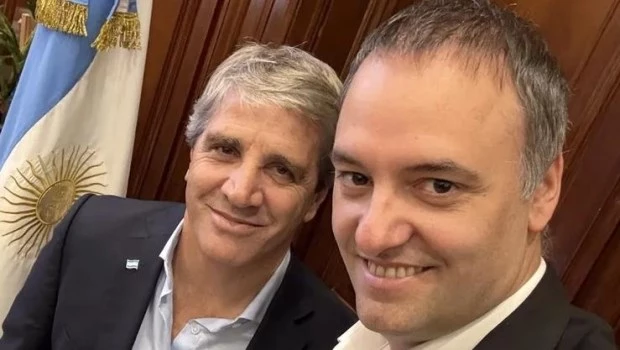 Adorni reaparece con Luis Caputo en Mendoza