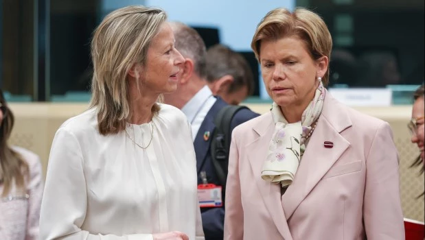 La representante especial de la UE para los derechos humanos, Kajsa Ollongren , conversa con la ministro de Asuntos Exteriores de Letonia, Baiba Braze, durante una reunión de Coalición Internacional para el Retorno de los Niños Ucranianos.