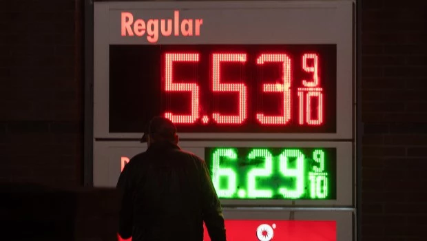 El cartel de la estación de servicio muestra la disparada del galón de nafta en Estados Unidos.