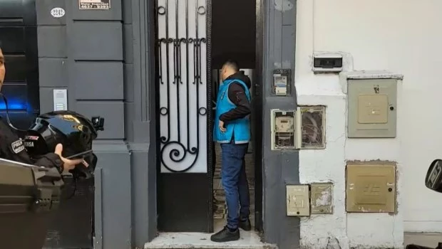 Las autoridades contabilizaron once personas adultas y siete menores dentro del inmueble.