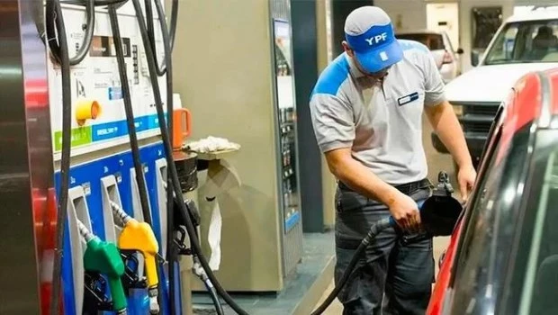 YPF confirmó un aumento del 1% en los combustibles y alargó el congelamiento por 45 días más