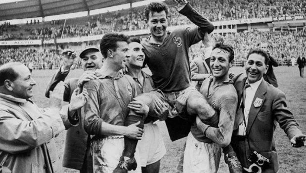 Just Fontaine es llevado en andas por sus compañeros. Hizo historia en Suecia 1958.
