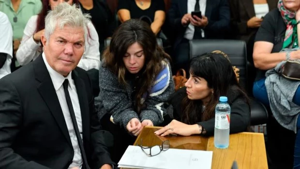 El abogado Fernando Burlando con sus representadas Dalma y Giannina Maradona, minutos antes de que la memenor de las hijas del astro con Claudia Villafañe se descompensara.