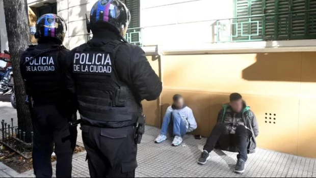 Caen 2 motochorros en Recoleta con un botín de $700.000 en... figuritas