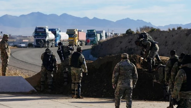 Soldados bolivianos despejan barricadas instaladas por manifestantes en una carretera cerca de El Alto.