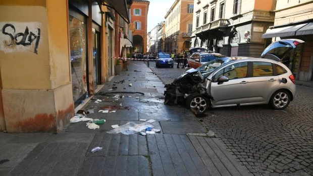 Atentado en Modena: un auto arrolla a peatones; hay 8 heridos, 4 de ellos graves