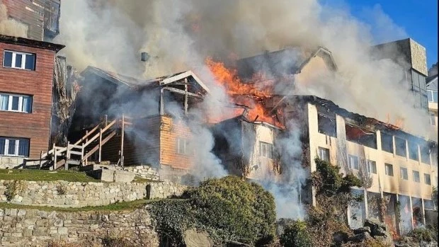Un incendió destruyó parte de un histórico hotel de Bariloche