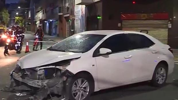 El conductor del Totoya Corolla señaló que fue embestido por el otro vehículo que cruzó el semáforo en rojo.