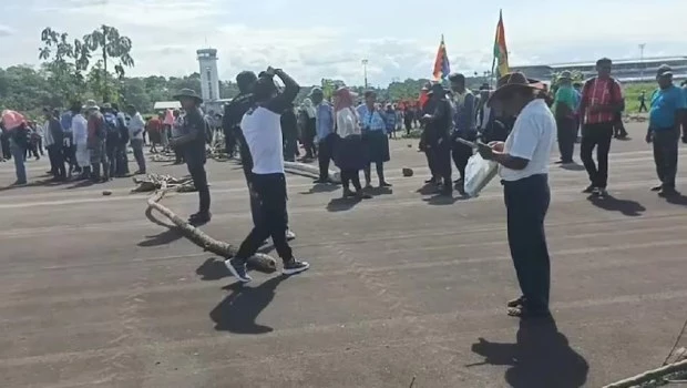 Seguidores de Evo Morales tomaron un aeropuerto para evitar su arresto y el exmandatario volvió a polemizar con Israel