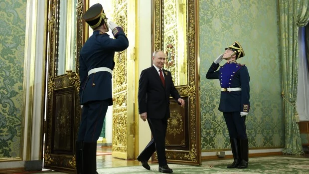 El presidente ruso Vladimir Putin ingresa al Kremlin de Moscú, el pasado 9 de mayo en el marco de las celebraciones del 81º aniversario de la victoria en la Segunda Guerra Mundial sobre la Alemania nazi y sus aliados.