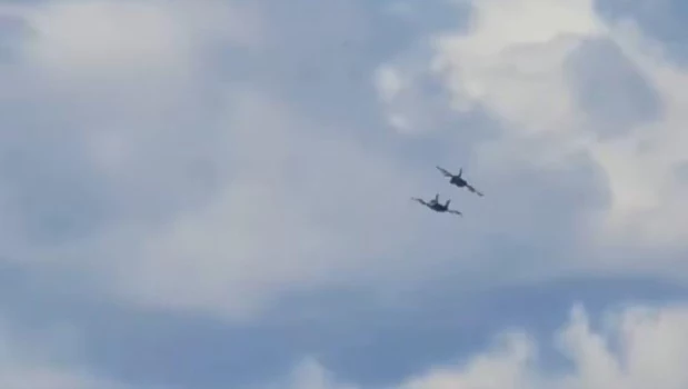Chocaron dos aviones militares en un show aéreo de Estados Unidos: los pilotos lograron eyectarse