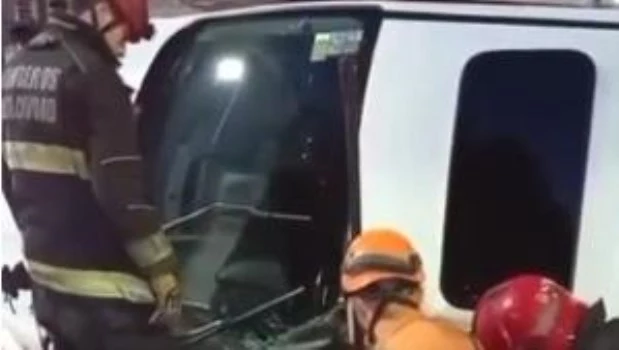 Un auto chocó contra vehículos estacionados y terminó volcado
