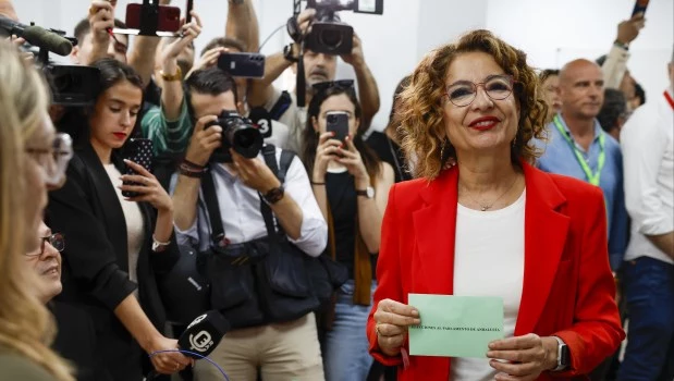La candidata del PSOE a la Presidencia de la Junta de Andalucía, María Jesús Montero, ejerció su derecho al voto en Sevilla.
