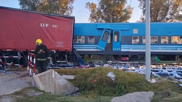 Fuerte choque de una formación del tren San Martín con un camión en Pilar