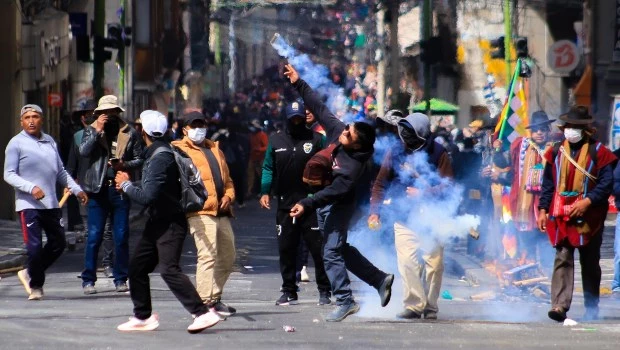 La crisis en Bolivia escala con apoyo de Estados Unidos, tensión con Colombia y fuertes protestas