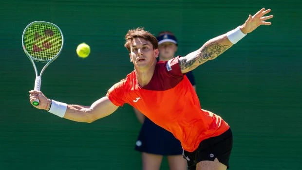 Ugo Carabelli dio la sorpresa en Hamburgo: venció a Tiafoe y avanzó a cuartos de final