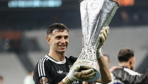 Dibu Martínez encendió las alarmas en la Selección: sufrió una lesión antes de la final de la Europa League