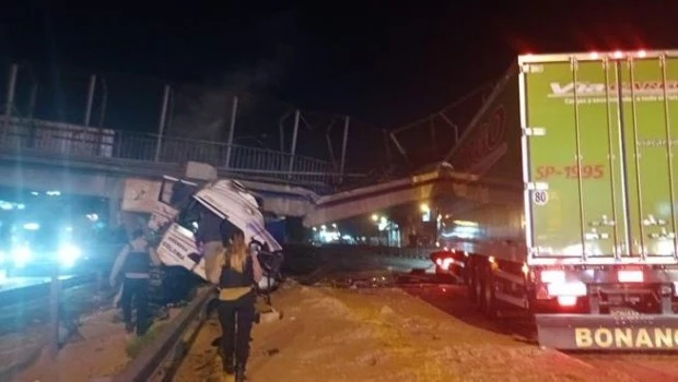 Se cayó un puente sobre la Panamericana en Escobar tras el choque de un camión