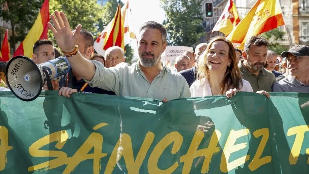 El líder de Vox, Santiago Abascal (c), junto a otros dirigentes del partido soberanista, tras una pancarta que dice: 'Echar a Sánchez también es una prioridad nacional'