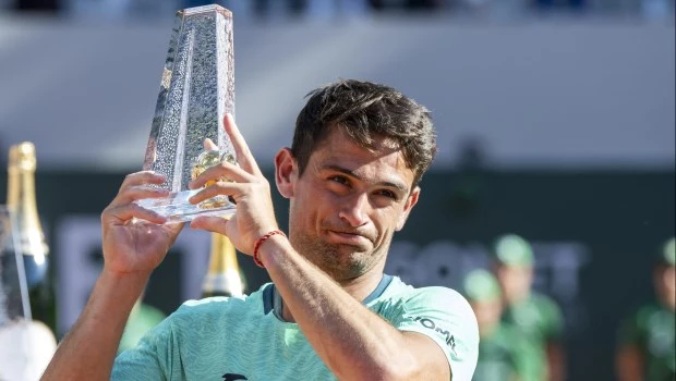 Navone posa con su trofeo tras la final del torneo de tenis Geneva Open.